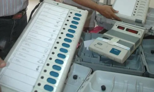 देगलूर बिलोली पोटनिवडणुकीसाठी मतमोजणीला सुरुवात; काँग्रेस की भाजप,कोण मारणार बाजी देगलूर बिलोली पोटनिवडणुकीसाठी मतमोजणीला सुरुवात; काँग्रेस की भाजप,कोण मारणार बाजी