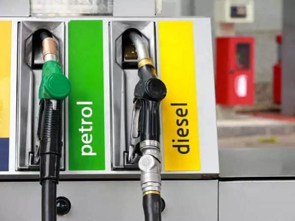 #PetrolDieselPrice : पेट्रोल- डिझेल होणार स्वस्त ; एक्साईज ड्युटी कमी करण्याचा केंद्र सरकारचा निर्णय