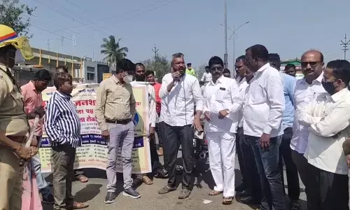 राज्याचे ऊर्जामंत्री नेमकी कोणत्या घरी राहातात हेच समजत नाही,अन्यथा त्यांच्या घरावर मोर्चा नेला असता- लांबे राज्याचे ऊर्जामंत्री नेमकी कोणत्या घरी राहातात हेच समजत नाही,अन्यथा त्यांच्या घरावर मोर्चा नेला असता- लांबे