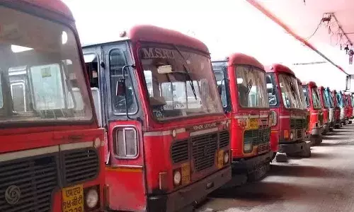 एसटी कर्मचारी संघटना संपाच्या भूमिकेवर ठाम ; २४० आगारांतील एसटी कर्मचाऱ्यांचा संपात सहभाग