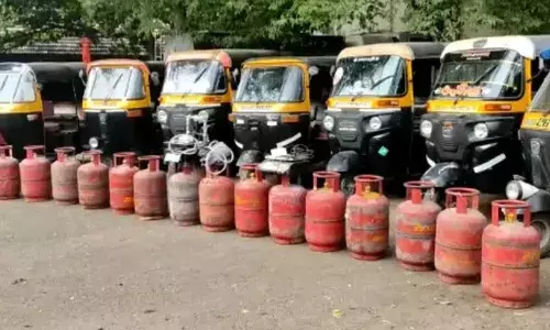 सोलापूर: जीवनावश्यक वस्तूंचा काळा बाजार, जिल्हा पुरवठा अधिकाऱ्यांच्या दुर्लक्ष सोलापूर: जीवनावश्यक वस्तूंचा काळा बाजार, जिल्हा पुरवठा अधिकाऱ्यांच्या दुर्लक्ष