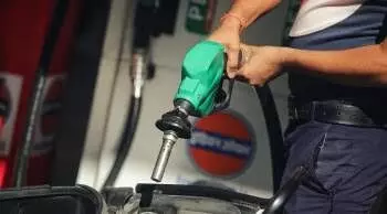 आंतरराष्ट्रीय बाजारात कच्च्या तेलाच्या दरात घसरण ; पेट्रोल, डिझेलच्या किमती कमी होण्याची शक्यता