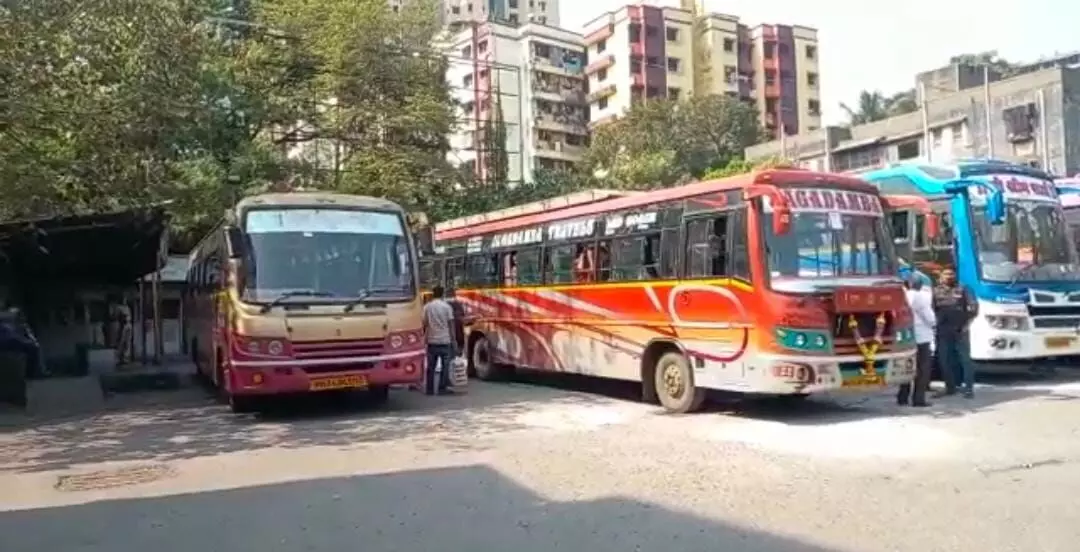 खासगी बस चालकांकडून एसटी बंदचा गैरफायदा घेत प्रवाशांची लूट