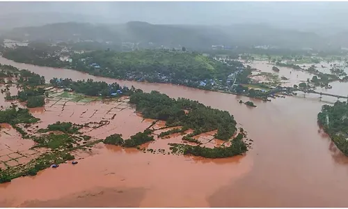 सरकारने नुकसानीचा नाय, आमच्या इज्जतीचा पंचनामा केला, पुरग्रस्तांची संतप्त भावना सरकारने नुकसानीचा नाय, आमच्या इज्जतीचा पंचनामा केला, पुरग्रस्तांची संतप्त भावना