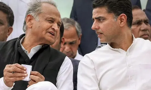 राजस्थान मंत्रीमंडळ विस्तार: अशोक गेहलोत सोनिया गांधींना भेटले, सचिन पायलटच्या गटाला मंत्री पद मिळणार का? राजस्थान मंत्रीमंडळ विस्तार: अशोक गेहलोत सोनिया गांधींना भेटले, सचिन पायलटच्या गटाला मंत्री पद मिळणार का?