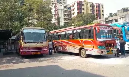 खासगी बस चालकांकडून एसटी बंदचा गैरफायदा घेत प्रवाशांची लूट खासगी बस चालकांकडून एसटी बंदचा गैरफायदा घेत प्रवाशांची लूट