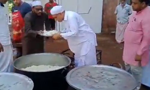 Fact Check: अन्नावर थुंकत असलेला मौलानाचा व्हिडीओ व्हायरल, काय आहे व्हिडीओची सत्यता?