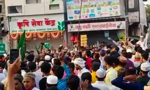 अमरावतीत मोर्चाला हिसंक वळण, दुकानांची तोडफोड व दगडफेक अमरावतीत मोर्चाला हिसंक वळण, दुकानांची तोडफोड व दगडफेक