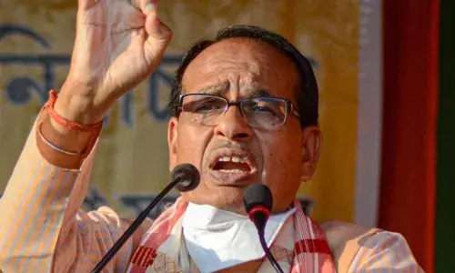 शेण आणि गोमूत्राच्या माध्यमातून अर्थव्यवस्थेत सुधार होऊ शकतो: शिवराज सिंह चौहान शेण आणि गोमूत्राच्या माध्यमातून अर्थव्यवस्थेत सुधार होऊ शकतो: शिवराज सिंह चौहान