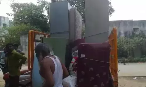 कारवाईच्या धाकाने लेबर कॉलनीतील नागरिकांनी घरे केली रिकामी कारवाईच्या धाकाने लेबर कॉलनीतील नागरिकांनी घरे केली रिकामी