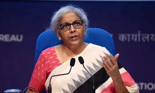पेट्रोल आणि डिझेलवरील व्हॅट राज्य सरकार कमी करत नसेल तर हे करा ; केंद्रीय मंत्री निर्मला सीतारमण यांनी मांडलं मत पेट्रोल आणि डिझेलवरील व्हॅट राज्य सरकार कमी करत नसेल तर हे करा ; केंद्रीय मंत्री निर्मला सीतारमण यांनी मांडलं मत