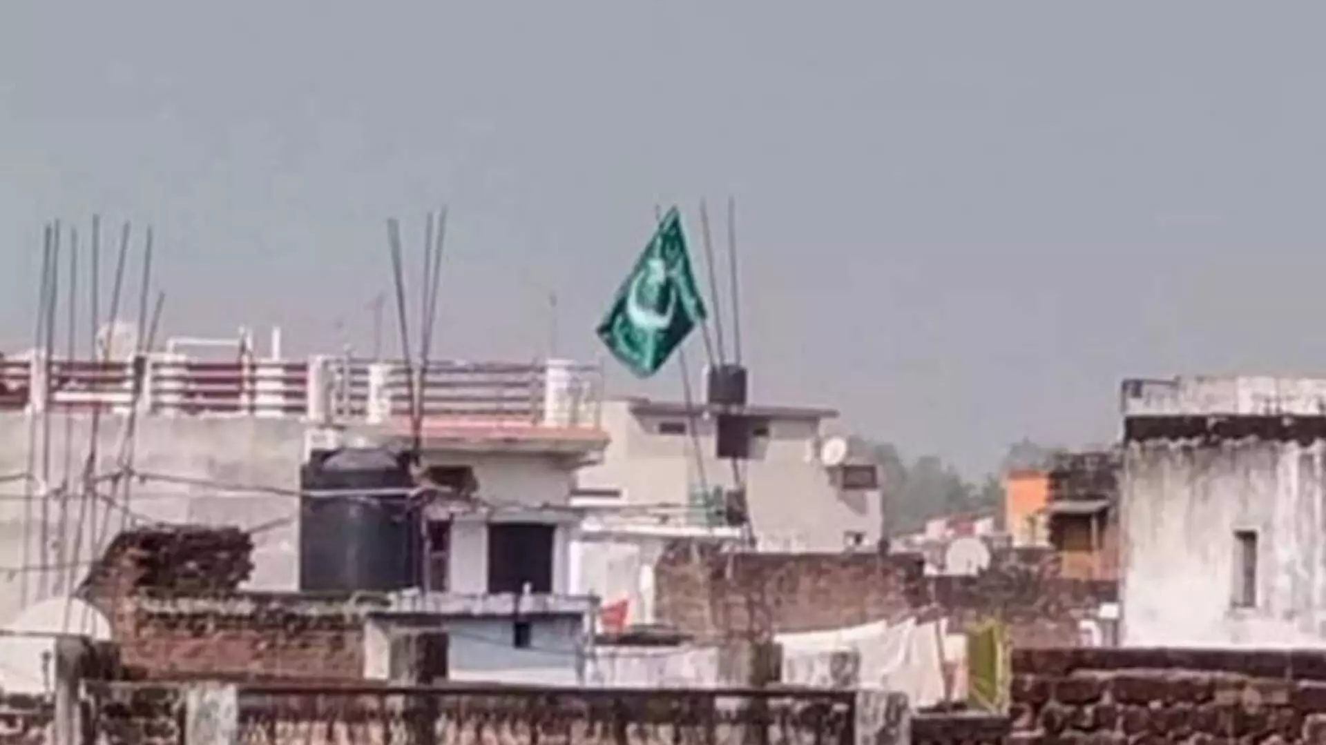 Fact Check: गोरखपूरमधील घरावर पाकिस्तानी झेंडा फडकवल्याचं वृत्त खरं आहे का?