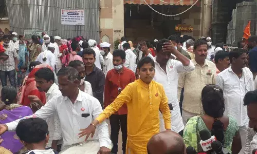 केंद्राकडून तीन कृषी कायदे मागे.. स्वाभिमानीने साखर वाटुन आनंदोत्सव साजरा.. केंद्राकडून तीन कृषी कायदे मागे.. स्वाभिमानीने साखर वाटुन आनंदोत्सव साजरा..