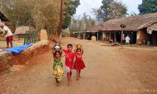 तीच्या डोक्यावरील समस्यांचा हंडा उतरणार तरी कधी ??? तीच्या डोक्यावरील समस्यांचा हंडा उतरणार तरी कधी ???