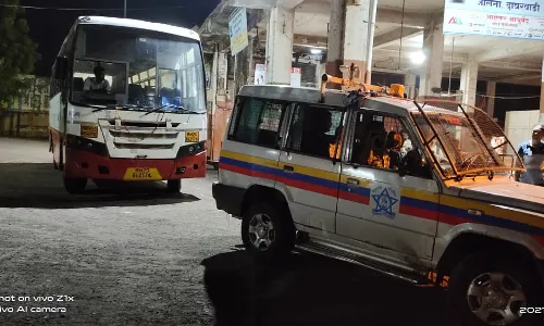 औरंगाबाद: पैठण आगारातून बसली सुटली अन् काही तासात अज्ञाताकडून फुटली औरंगाबाद: पैठण आगारातून बसली सुटली अन् काही तासात अज्ञाताकडून फुटली