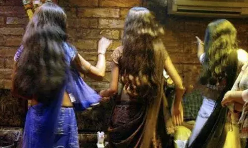 आंबोलीजवळ एका हॉटेलमधील पार्टीवर धाड ; मुलींचा डान्स,दारूसाठा जप्त आंबोलीजवळ एका हॉटेलमधील पार्टीवर धाड ; मुलींचा डान्स,दारूसाठा जप्त