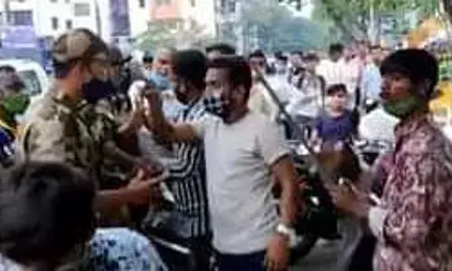 मिरा-भाईंदरमध्ये अनधिकृत फेरीवाल्यावर कारवाई करण्यासाठी गेलेल्या अधिकाऱ्यावर हल्ला मिरा-भाईंदरमध्ये अनधिकृत फेरीवाल्यावर कारवाई करण्यासाठी गेलेल्या अधिकाऱ्यावर हल्ला