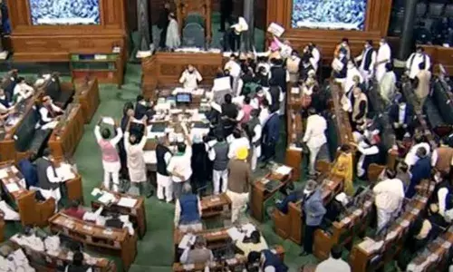 Farm Laws Repeal Bill : कोणत्याही चर्चेविना कृषी कायदे रद्द करण्याचे विधेयक मंजूर Farm Laws Repeal Bill : कोणत्याही चर्चेविना कृषी कायदे रद्द करण्याचे विधेयक मंजूर