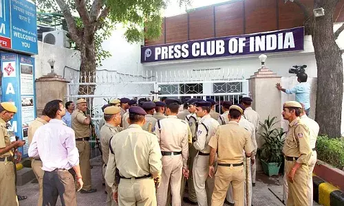संसदेच्या प्रेस गॅलरीत प्रवेश करण्यासाठी पत्रकारांवर मोर्चा काढण्याची वेळ संसदेच्या प्रेस गॅलरीत प्रवेश करण्यासाठी पत्रकारांवर मोर्चा काढण्याची वेळ