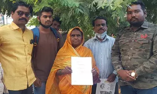 समीर वानखेडे यांच्या प्रकरणात वानखेडे यांच्या आत्या गुंफाबाई भालेराव यांची एन्ट्री ; औरंगाबाद न्यायालयात तक्रार दाखल समीर वानखेडे यांच्या प्रकरणात वानखेडे यांच्या आत्या गुंफाबाई भालेराव यांची एन्ट्री ; औरंगाबाद न्यायालयात तक्रार दाखल