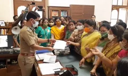 आशीष शेलार यांच्याविरोधात मुंबईच्या महापौरांची गृहमंत्र्यांकडे तक्रार आशीष शेलार यांच्याविरोधात मुंबईच्या महापौरांची गृहमंत्र्यांकडे तक्रार