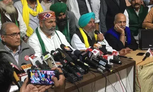 शेतकरी आंदोलनः गृहमंत्रालयाच्या अटीने शेतकऱ्यांचा दिल्ली मुक्काम वाढणार? शेतकरी आंदोलनः गृहमंत्रालयाच्या अटीने शेतकऱ्यांचा दिल्ली मुक्काम वाढणार?