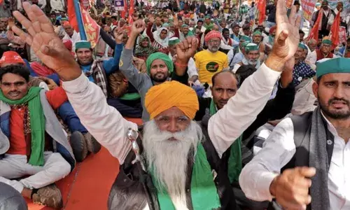 #FarmersProtests : ऐतिहासिक विजयानंतर दिल्लीच्या सीमेवर शेतकरी परतणार