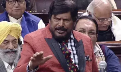 मोदी PM बनेंगे और तीन बार रामदास आठवले यांना म्हणायचेय काय? मोदी PM बनेंगे और तीन बार रामदास आठवले यांना म्हणायचेय काय?