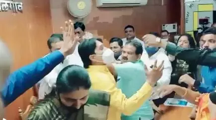 जळगाव महापालिकेत राडा, भाजप- शिवसेना नगरसेवक एकमेकांना भिडले