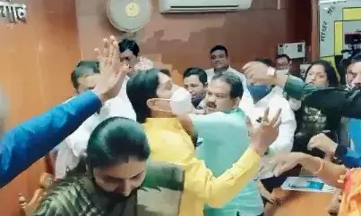 जळगाव महापालिकेत राडा, भाजप- शिवसेना नगरसेवक एकमेकांना भिडले जळगाव महापालिकेत राडा, भाजप- शिवसेना नगरसेवक एकमेकांना भिडले