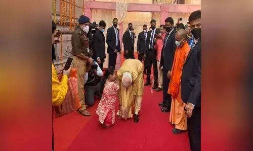 Fact Check: मोदींनी अयोध्येच्या जिर्णोद्धाराचे काम पाहणाऱ्या महिला अधिकाऱ्याचे दर्शन घेतले Fact Check: मोदींनी अयोध्येच्या जिर्णोद्धाराचे काम पाहणाऱ्या महिला अधिकाऱ्याचे दर्शन घेतले