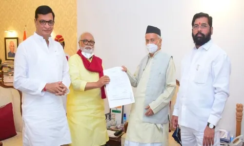 महाविकास आघाडीच्या शिष्टमंडळानं घेतली राज्यपाल भगतसिंह कोश्यारी यांची भेट महाविकास आघाडीच्या शिष्टमंडळानं घेतली राज्यपाल भगतसिंह कोश्यारी यांची भेट