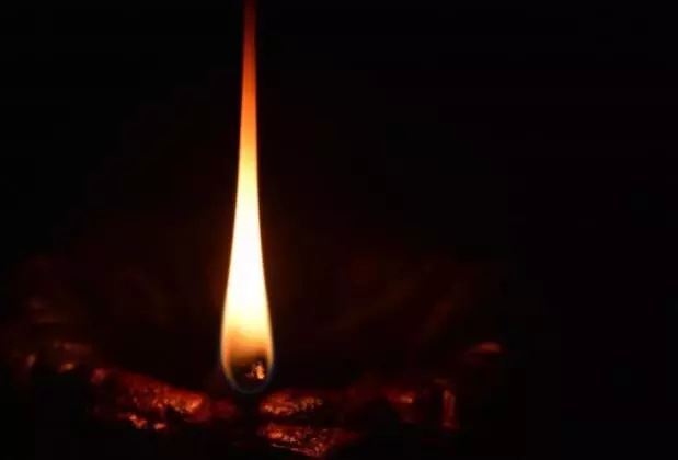 माना की अंधेरा घना है पर दिया जलाना कहा मना है..