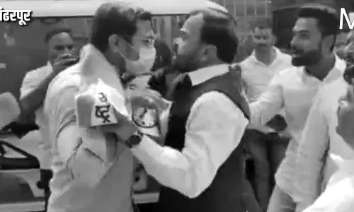 भाजप आणि राष्ट्रवादीचे कार्यकर्ते भिडले, जोरदार धक्काबुक्की भाजप आणि राष्ट्रवादीचे कार्यकर्ते भिडले, जोरदार धक्काबुक्की