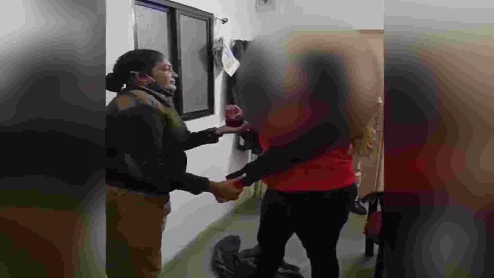 Viral Video : पुण्यात पोलीस स्टेशनमध्ये तरुणीचा राडा