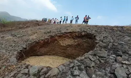 केळवे माहीम धरणाला गळती, लगतच्या गावांना सतर्कतेचा इशारा केळवे माहीम धरणाला गळती, लगतच्या गावांना सतर्कतेचा इशारा