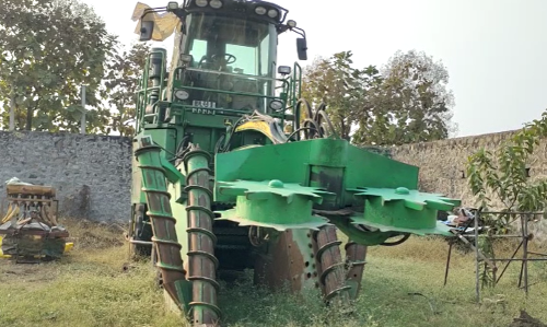 बीड जिल्ह्यातील हार्वेस्टर धारक अडचणीत तीन कोटी वीस  लाखच्या मशीन धूळखात...!