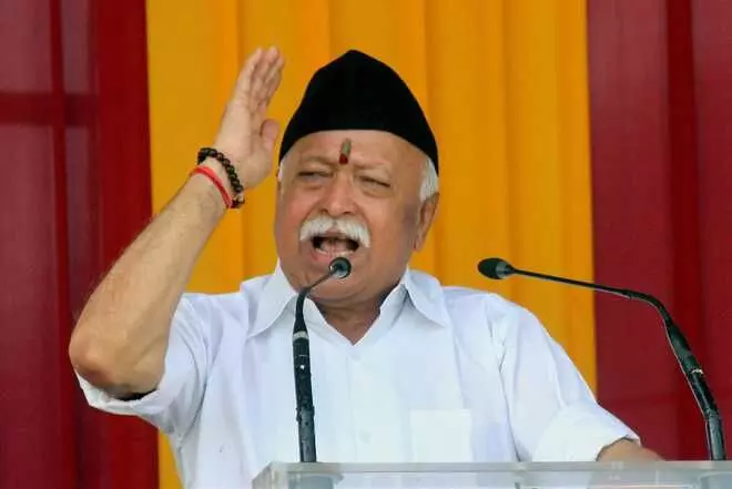 RSS ची काळी टोपी हा न्यू इंडियातील पत्रकारांसाठी नवा ड्रेस आहे का?, काँग्रेसचा सवाल