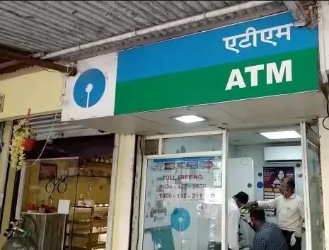 Bank Robbery :  ATMमध्ये CCTV नाही आणि गार्ड पण नाही, दरोडेखोरांनी  संधी साधत लुटले ५६ लाख