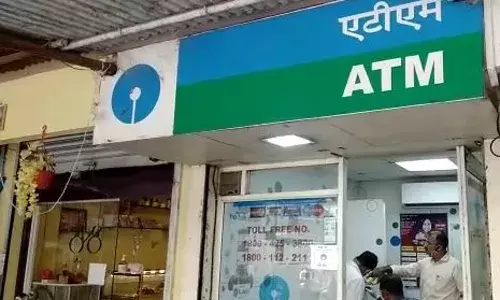 Bank Robbery : ATMमध्ये CCTV नाही आणि गार्ड पण नाही, दरोडेखोरांनी संधी साधत लुटले ५६ लाख Bank Robbery : ATMमध्ये CCTV नाही आणि गार्ड पण नाही, दरोडेखोरांनी संधी साधत लुटले ५६ लाख