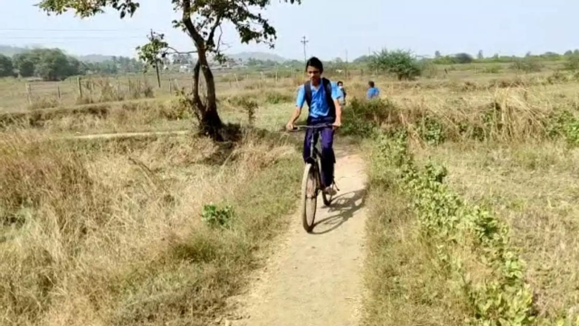 कुणी रस्ता देता का हो रस्ता? रस्त्यासाठी गावकऱ्यांचा ४० वर्षे पराकोटीचा  संघर्ष