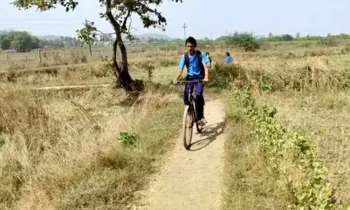 कुणी रस्ता देता का हो रस्ता? रस्त्यासाठी गावकऱ्यांचा ४० वर्षे पराकोटीचा संघर्ष कुणी रस्ता देता का हो रस्ता? रस्त्यासाठी गावकऱ्यांचा ४० वर्षे पराकोटीचा संघर्ष