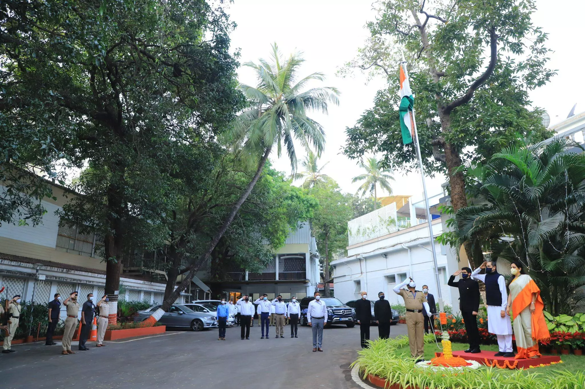 Republic Day : आव्हाने परतवून लावण्यासाठी आपण वज्रमुठ  करूया, मुख्यमंत्र्यांचे आवाहन