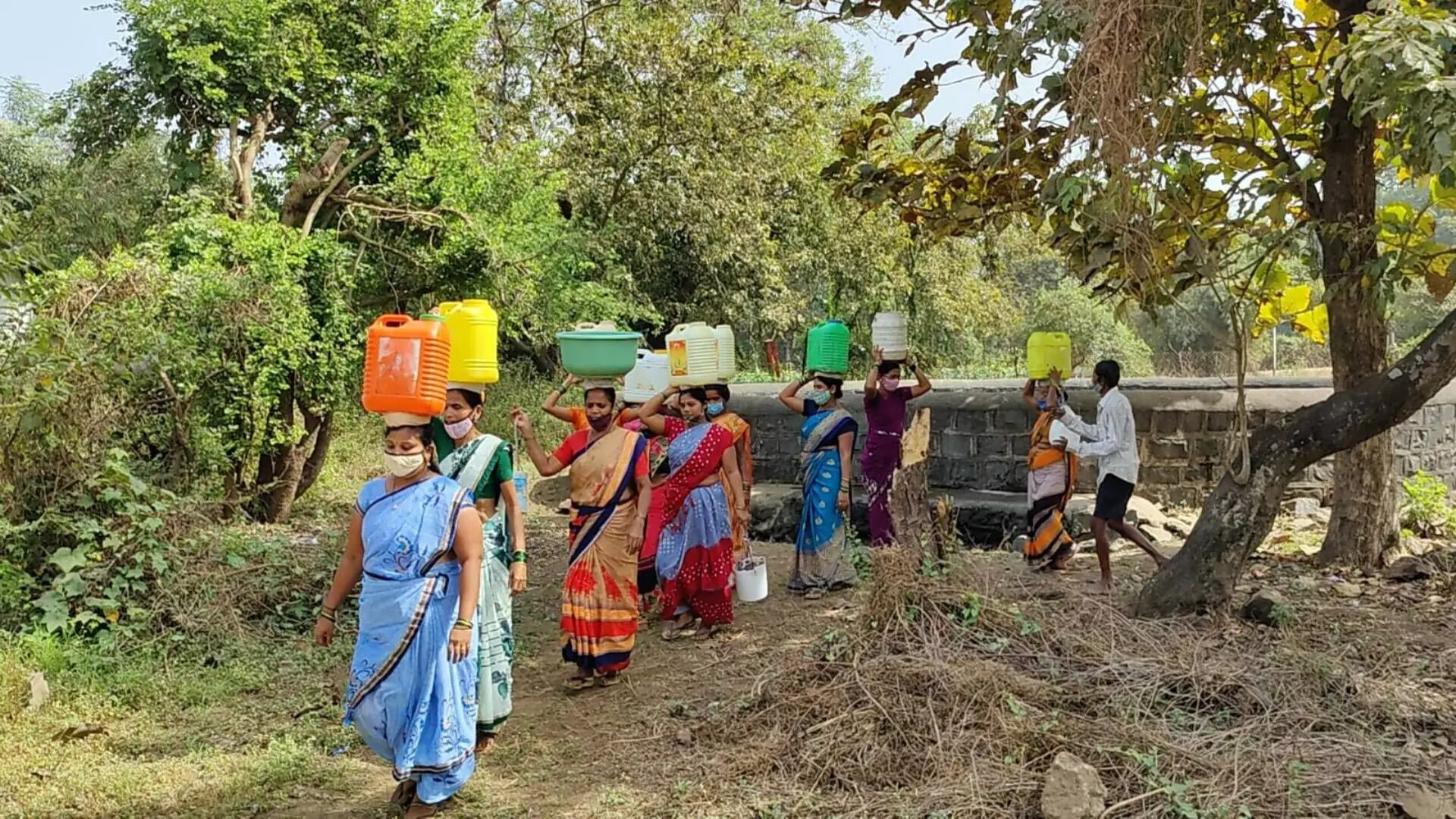 Special Report : मंदिराजवळ स्मशानभूमी नको म्हणून गावाला पाणी पुरवणाऱ्या विहिरी शेजारी स्मशानभूमीचा घाट