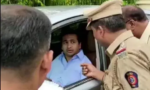 नितेश राणे यांचा जामीन अर्ज फेटाळला, पोलिसांनी गाडी अडवल्याने तणाव नितेश राणे यांचा जामीन अर्ज फेटाळला, पोलिसांनी गाडी अडवल्याने तणाव