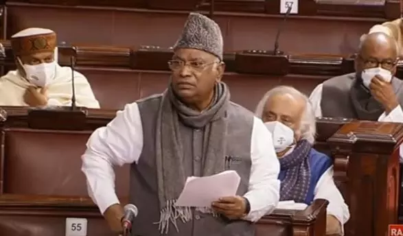 मल्लिकार्जुन खरगेंनी ८ वर्षांचा हिशेब चुकता केला, पंतप्रधान मोदींवर संसदेत घणाघात