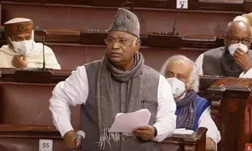मल्लिकार्जुन खरगेंनी ८ वर्षांचा हिशेब चुकता केला, पंतप्रधान मोदींवर संसदेत घणाघात मल्लिकार्जुन खरगेंनी ८ वर्षांचा हिशेब चुकता केला, पंतप्रधान मोदींवर संसदेत घणाघात