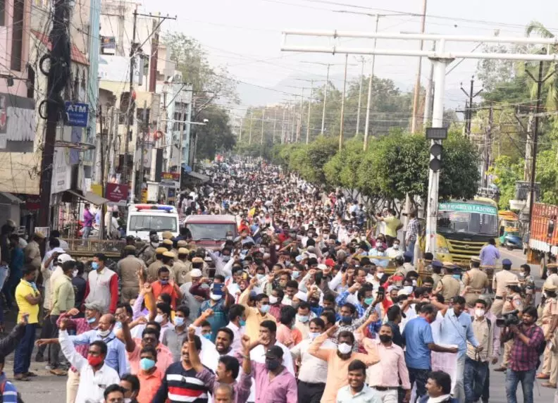 #AndhraPradesh : कोरोनाचे सर्व नियम तोडत हजारो सरकारी कर्मचारी रस्त्यावर