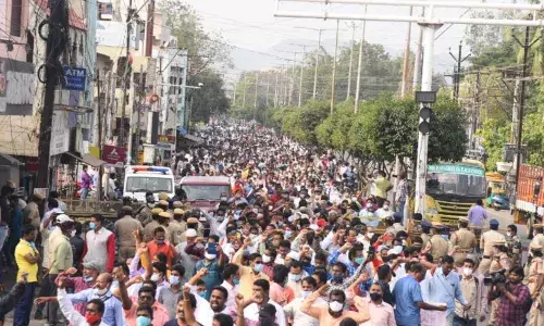 #AndhraPradesh : कोरोनाचे सर्व नियम तोडत हजारो सरकारी कर्मचारी रस्त्यावर #AndhraPradesh : कोरोनाचे सर्व नियम तोडत हजारो सरकारी कर्मचारी रस्त्यावर