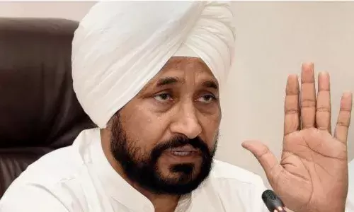 Punjab : मुख्यमंत्री चरणजीत सिंह चन्नी यांच्या पुतण्याला ED कडून अटक Punjab : मुख्यमंत्री चरणजीत सिंह चन्नी यांच्या पुतण्याला ED कडून अटक